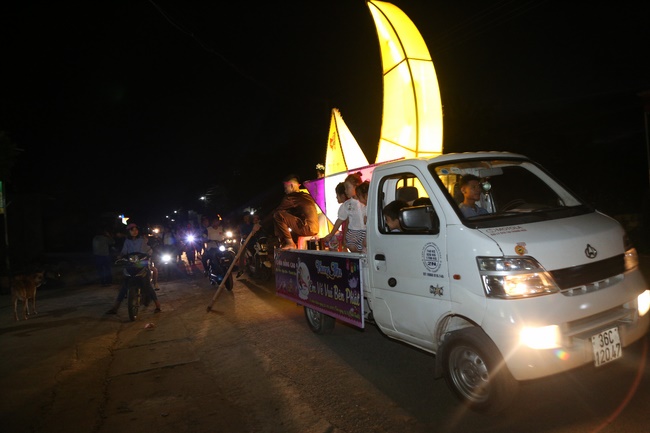 Presenting gifts on the Mid-Autumn Festival in Thanh Hoa