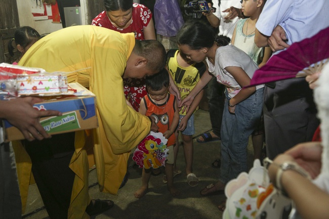Presenting gifts on the Mid-Autumn Festival in Thanh Hoa
