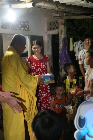 Presenting gifts on the Mid-Autumn Festival in Thanh Hoa