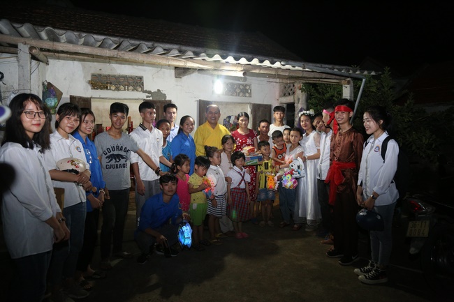 Presenting gifts on the Mid-Autumn Festival in Thanh Hoa