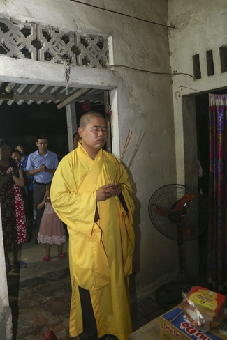 Presenting gifts on the Mid-Autumn Festival in Thanh Hoa
