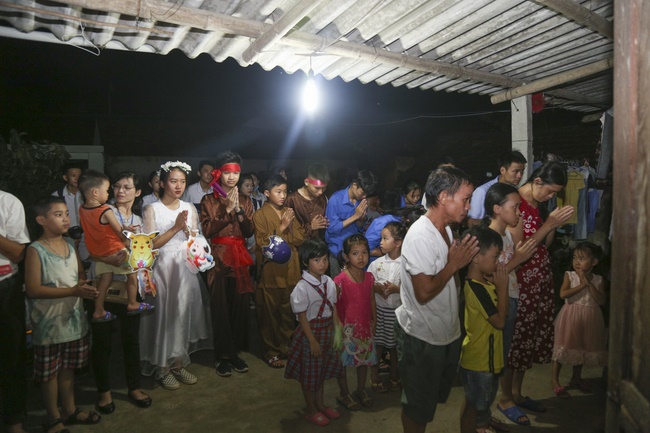 Presenting gifts on the Mid-Autumn Festival in Thanh Hoa
