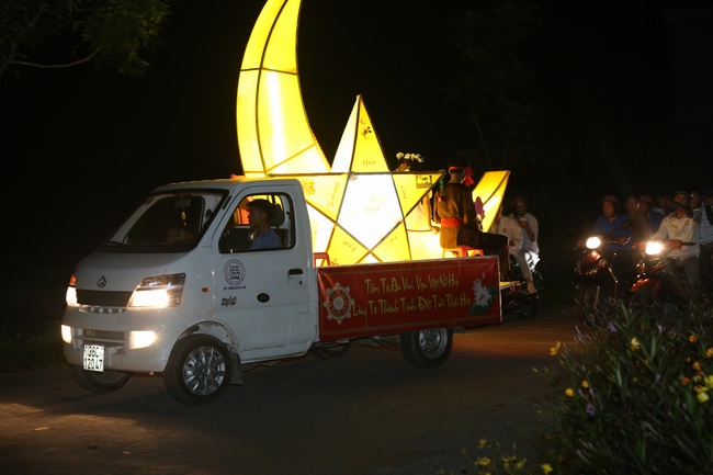 Presenting gifts on the Mid-Autumn Festival in Thanh Hoa