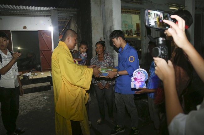 Presenting gifts on the Mid-Autumn Festival in Thanh Hoa