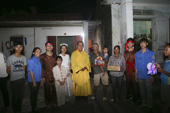 Presenting gifts on the Mid-Autumn Festival in Thanh Hoa