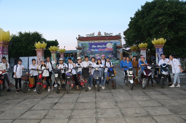 Presenting gifts on the Mid-Autumn Festival in Thanh Hoa