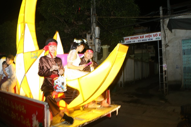 Presenting gifts on the Mid-Autumn Festival in Thanh Hoa