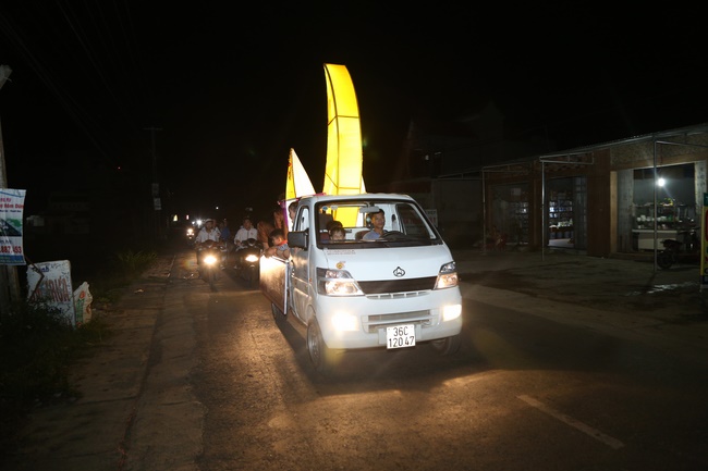 Presenting gifts on the Mid-Autumn Festival in Thanh Hoa