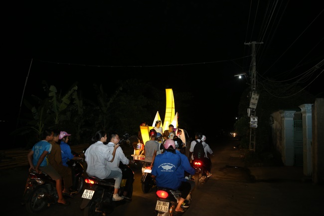 Presenting gifts on the Mid-Autumn Festival in Thanh Hoa