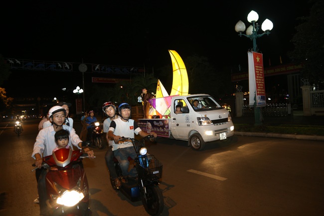 Presenting gifts on the Mid-Autumn Festival in Thanh Hoa