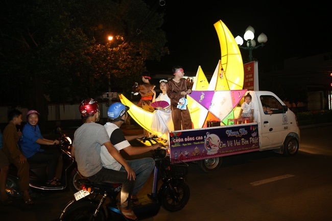Presenting gifts on the Mid-Autumn Festival in Thanh Hoa