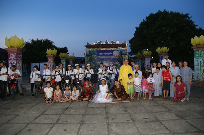 Presenting gifts on the Mid-Autumn Festival in Thanh Hoa