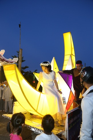 Presenting gifts on the Mid-Autumn Festival in Thanh Hoa