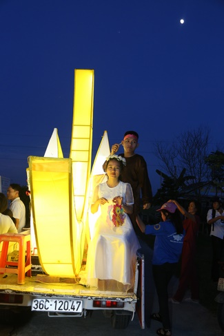 Presenting gifts on the Mid-Autumn Festival in Thanh Hoa