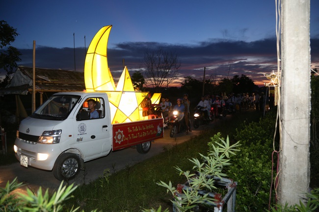 Presenting gifts on the Mid-Autumn Festival in Thanh Hoa