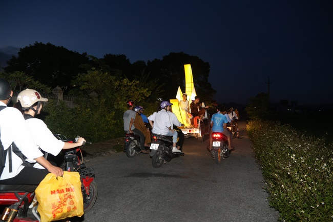 Presenting gifts on the Mid-Autumn Festival in Thanh Hoa