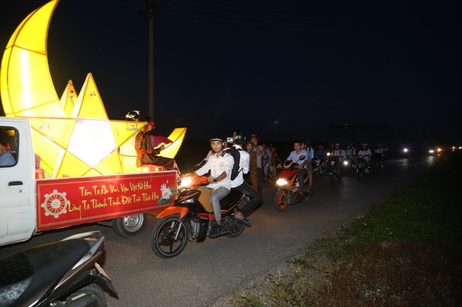Presenting gifts on the Mid-Autumn Festival in Thanh Hoa