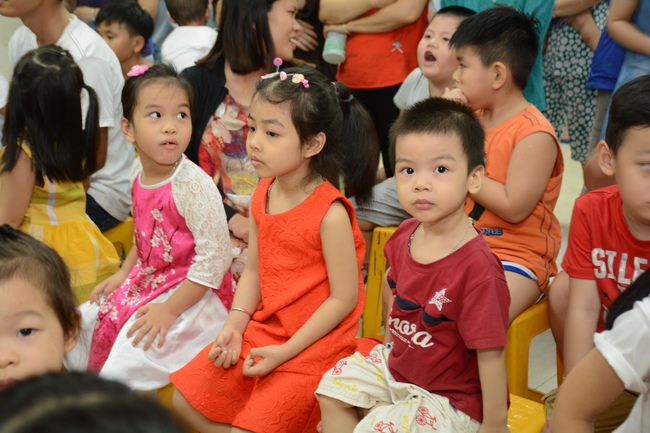 Sharing joy in the Mid-Autumn Festival