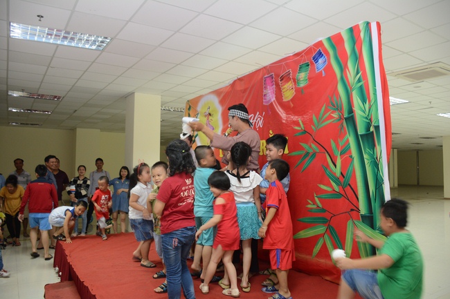 Sharing joy in the Mid-Autumn Festival