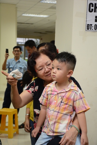 Sharing joy in the Mid-Autumn Festival