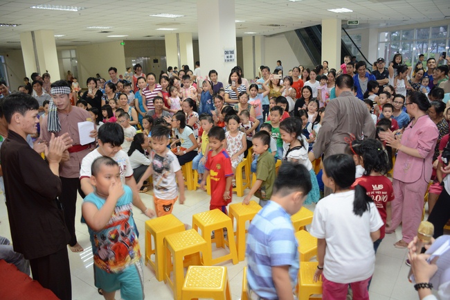 Sharing joy in the Mid-Autumn Festival