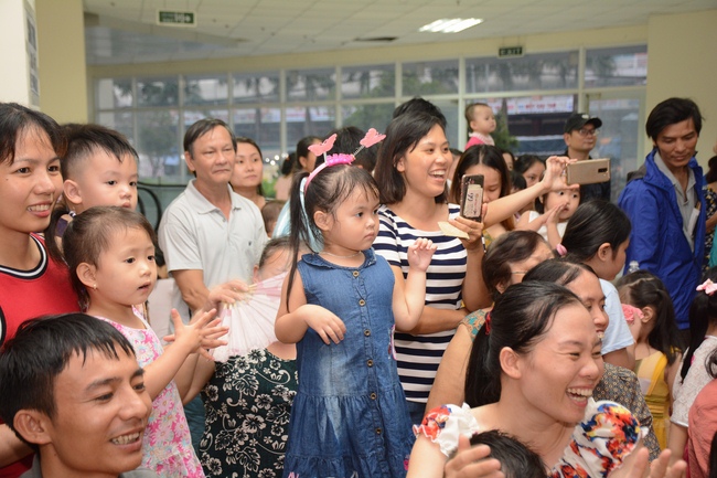 Sharing joy in the Mid-Autumn Festival