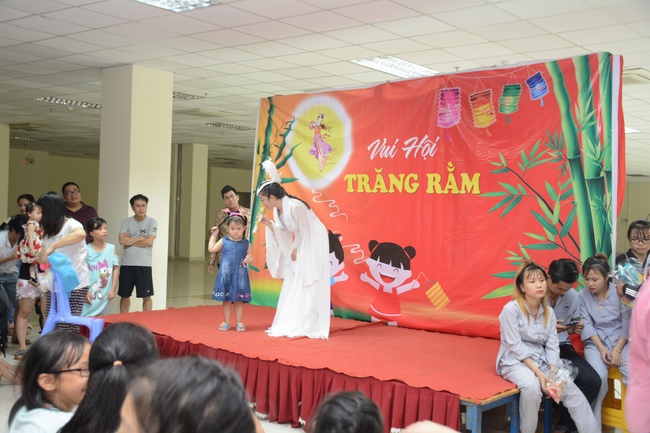 Sharing joy in the Mid-Autumn Festival