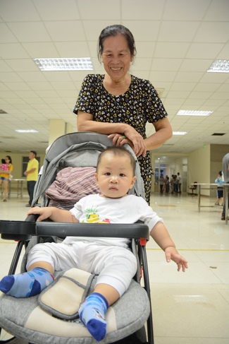 Sharing joy in the Mid-Autumn Festival