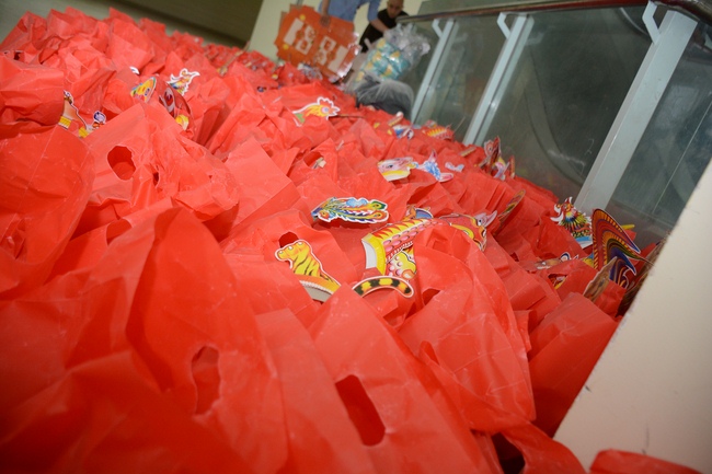 Sharing joy in the Mid-Autumn Festival