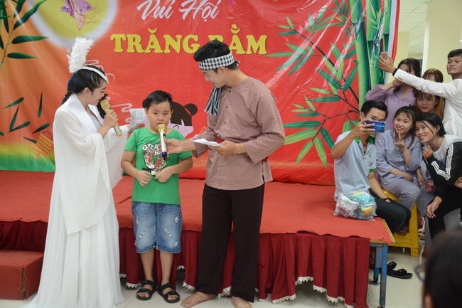 Sharing joy in the Mid-Autumn Festival