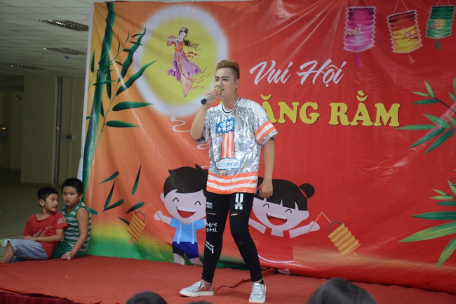 Sharing joy in the Mid-Autumn Festival