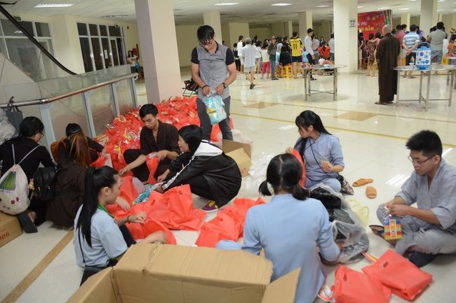 Sharing joy in the Mid-Autumn Festival