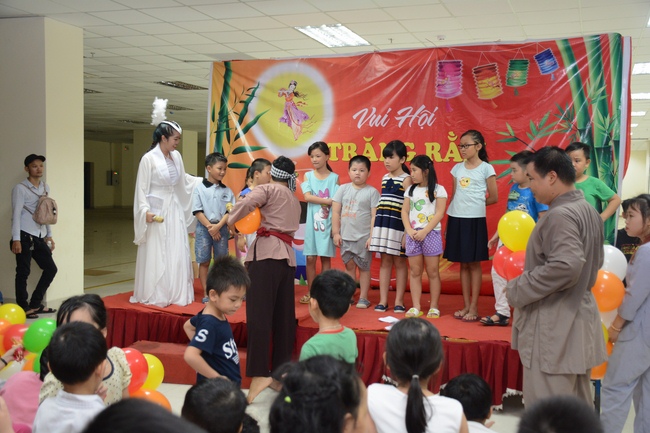 Sharing joy in the Mid-Autumn Festival