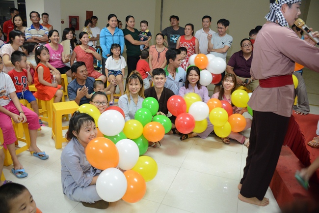 Sharing joy in the Mid-Autumn Festival
