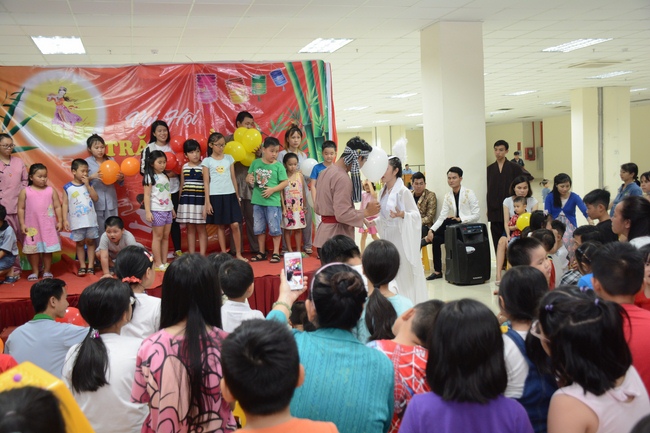 Sharing joy in the Mid-Autumn Festival