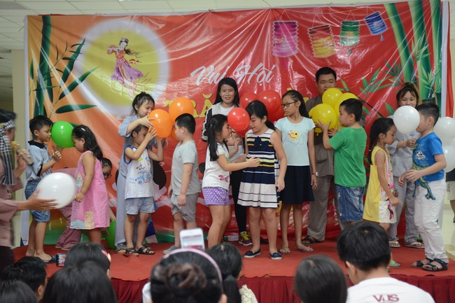 Sharing joy in the Mid-Autumn Festival