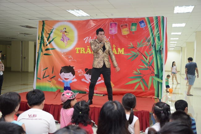 Sharing joy in the Mid-Autumn Festival