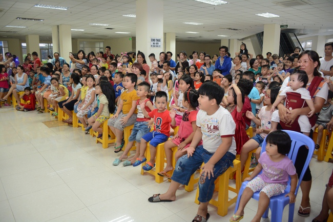 Sharing joy in the Mid-Autumn Festival