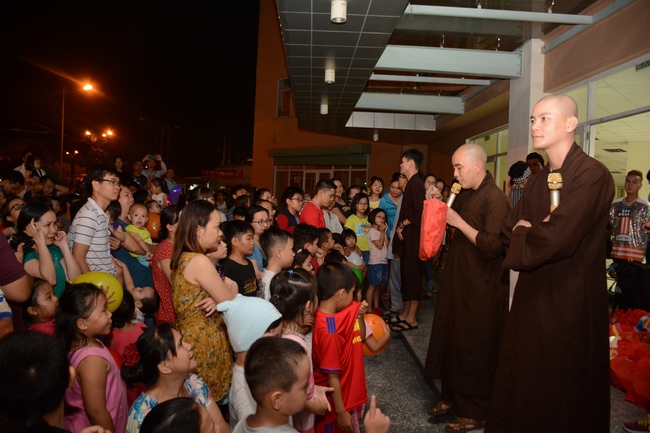 Sharing joy in the Mid-Autumn Festival