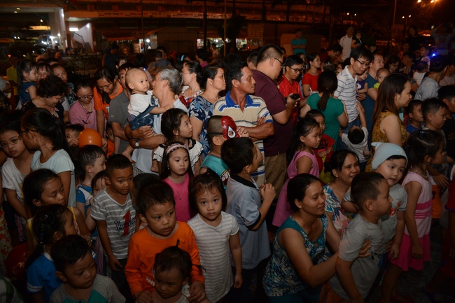 Sharing joy in the Mid-Autumn Festival