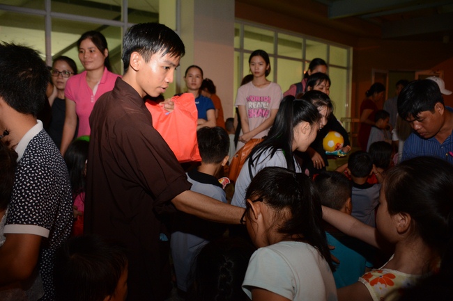 Sharing joy in the Mid-Autumn Festival