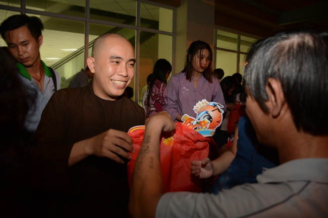 Sharing joy in the Mid-Autumn Festival
