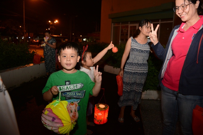 Sharing joy in the Mid-Autumn Festival