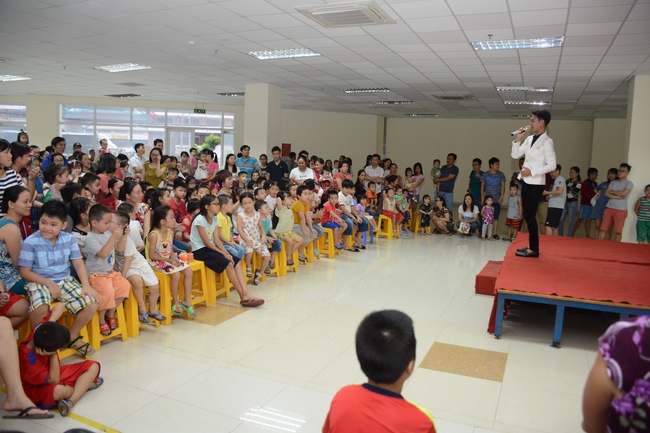 Sharing joy in the Mid-Autumn Festival