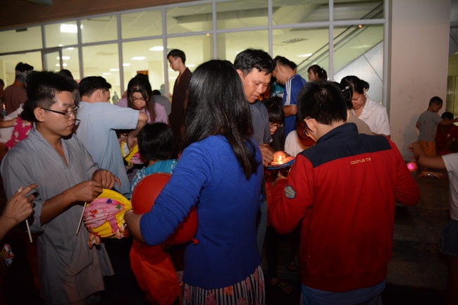 Sharing joy in the Mid-Autumn Festival