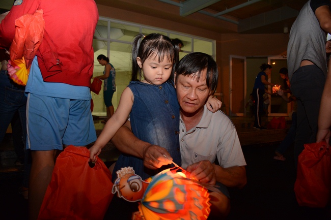 Sharing joy in the Mid-Autumn Festival