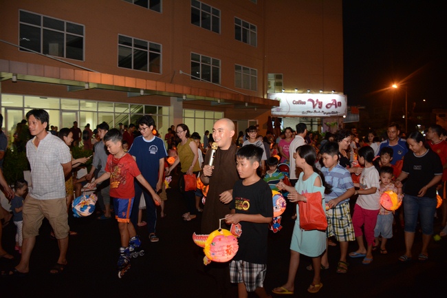 Sharing joy in the Mid-Autumn Festival