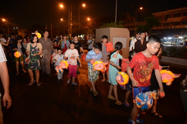 Sharing joy in the Mid-Autumn Festival