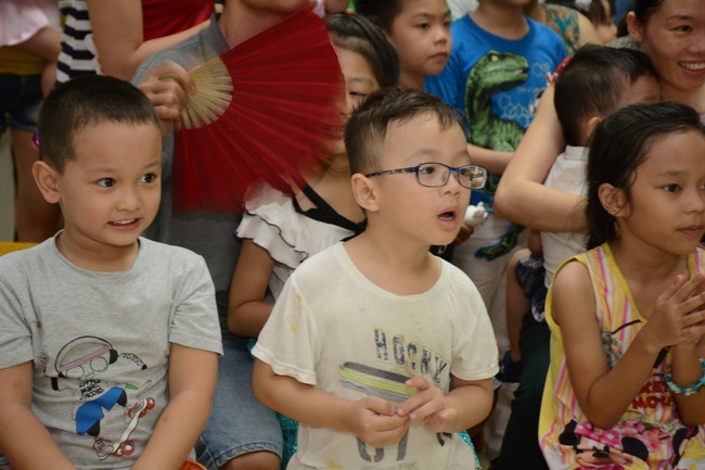 Sharing joy in the Mid-Autumn Festival