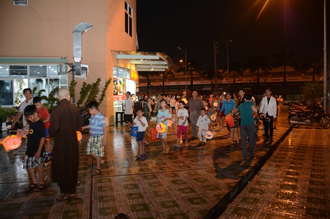 Sharing joy in the Mid-Autumn Festival